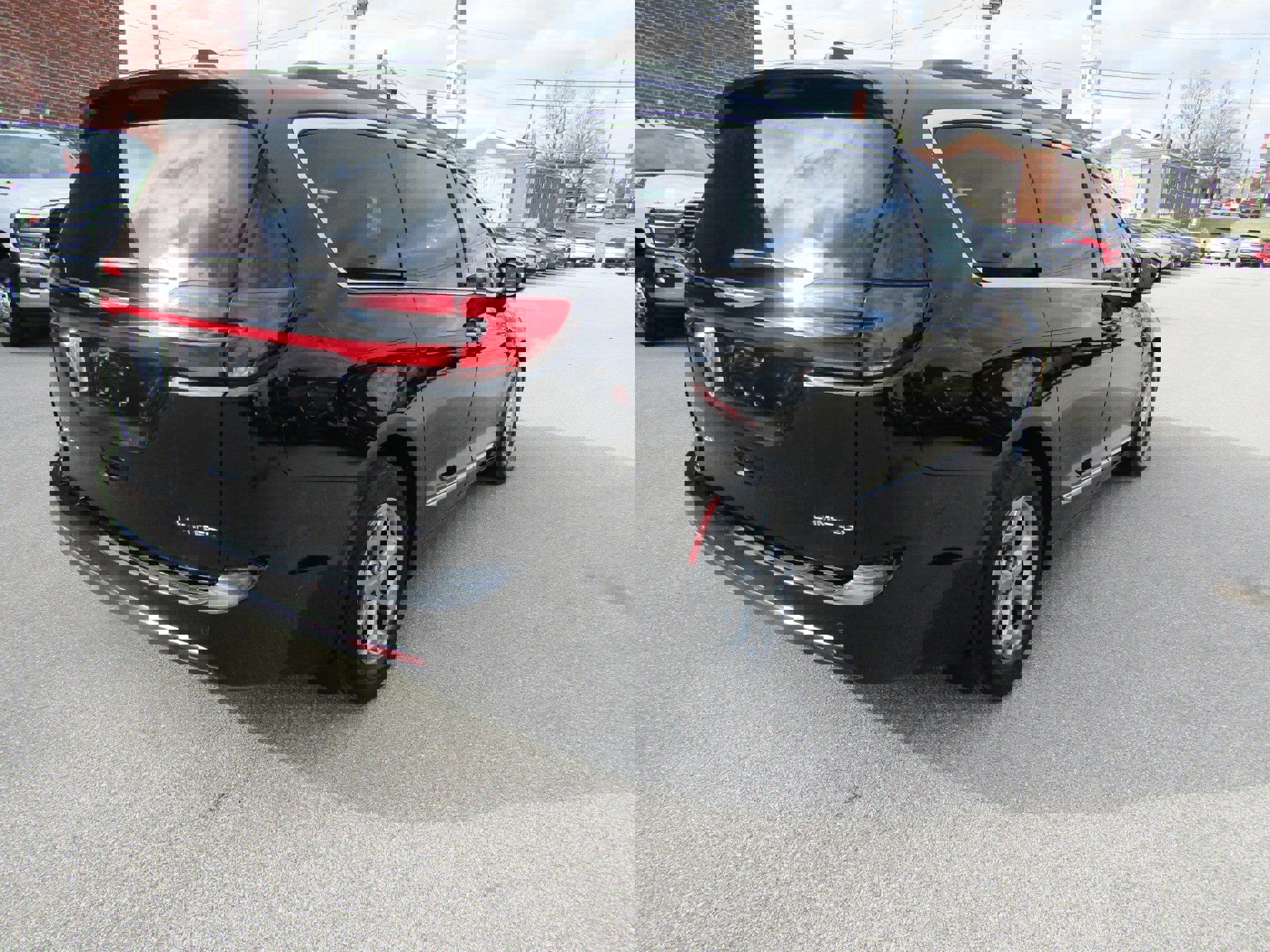 Used 2023 Chrysler Pacifica Limited image 3