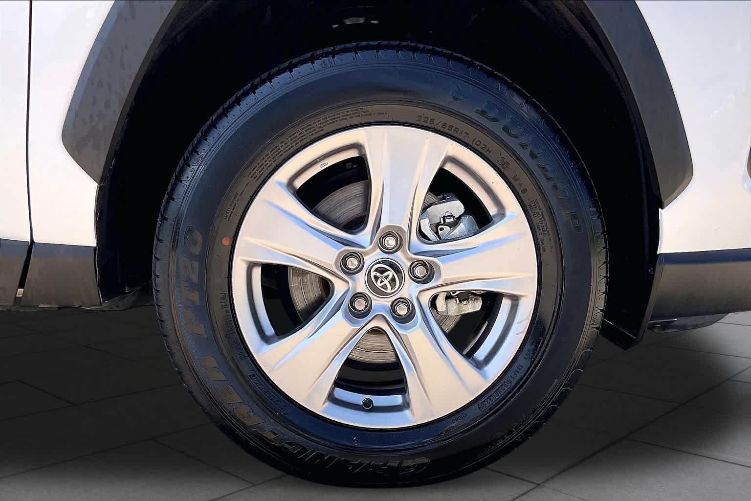 Used 2025 Toyota RAV4 XLE FWD image 11