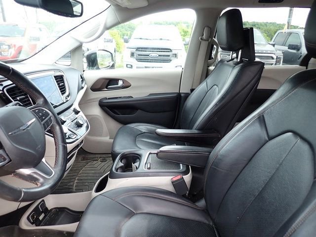Used 2018 Chrysler Pacifica Touring-L Plus w/ Tire & Wheel Group FWD image 11