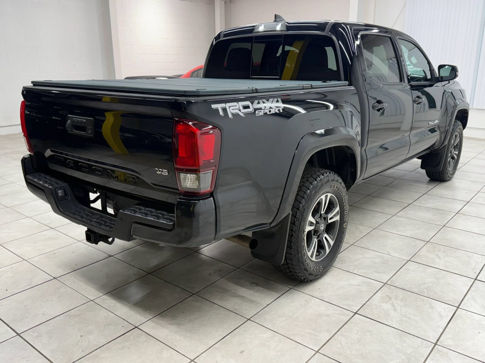 Used 2018 Toyota Tacoma TRD Sport AWD/4WD image 9