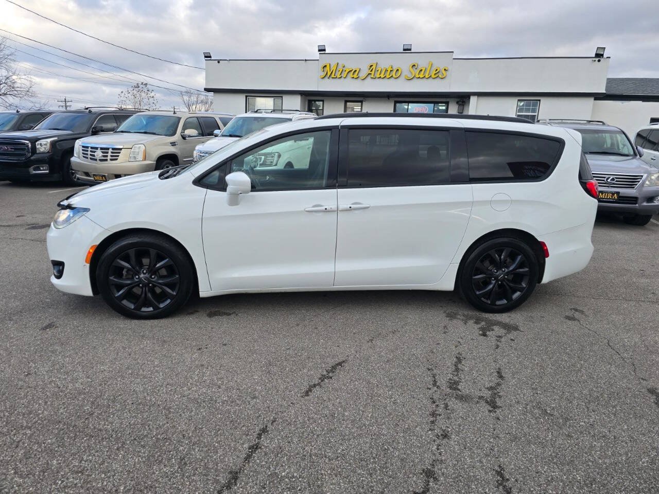Used 2020 Chrysler Pacifica Touring w/ Advanced Safetytec Group FWD image 2