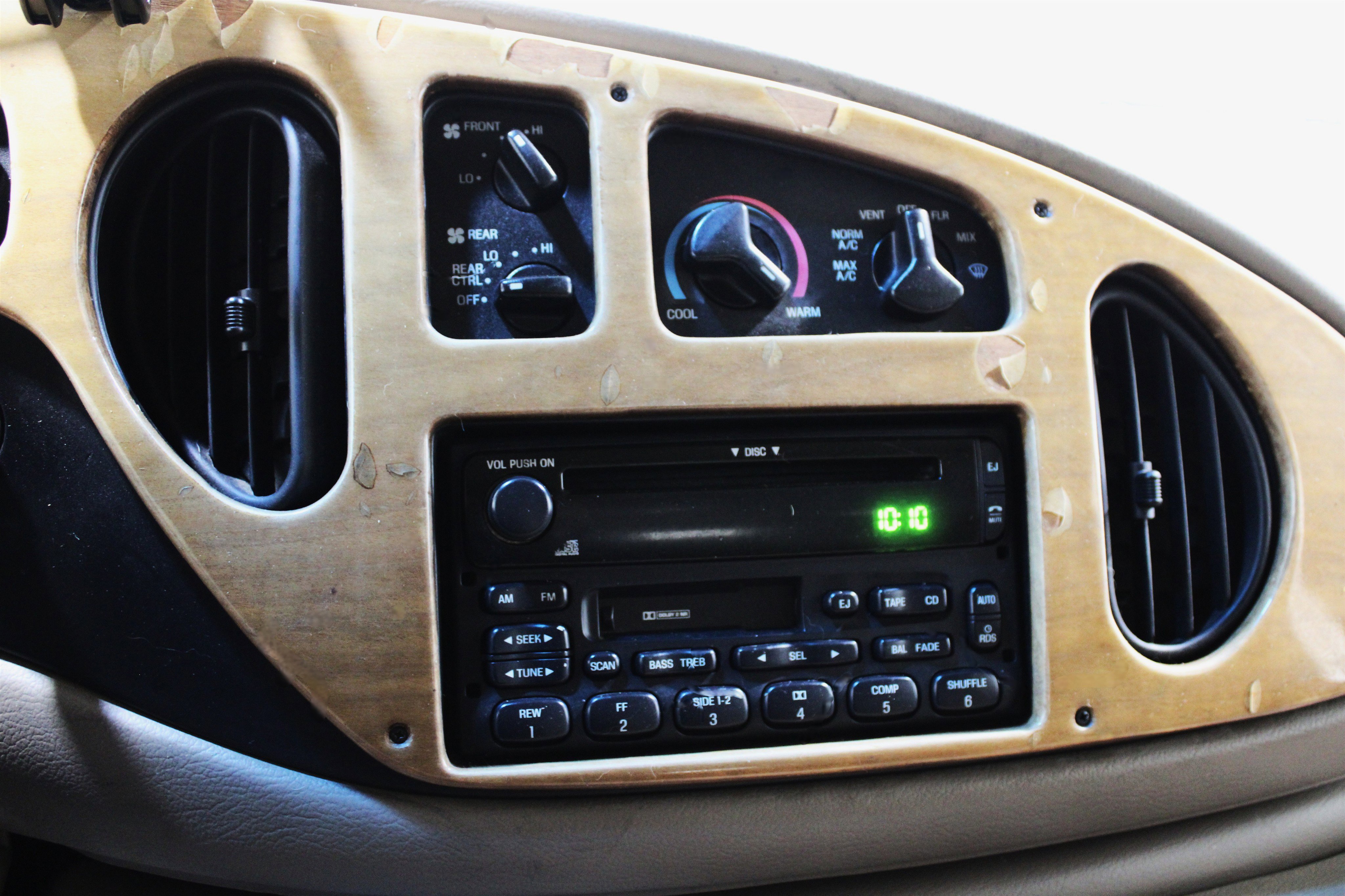 Used 2000 Ford E-150 and Econoline 150 Recreational Mark III image 12