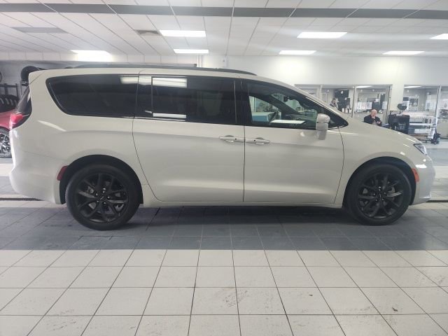 Used 2021 Chrysler Pacifica Limited w/ S Appearance Package image 2