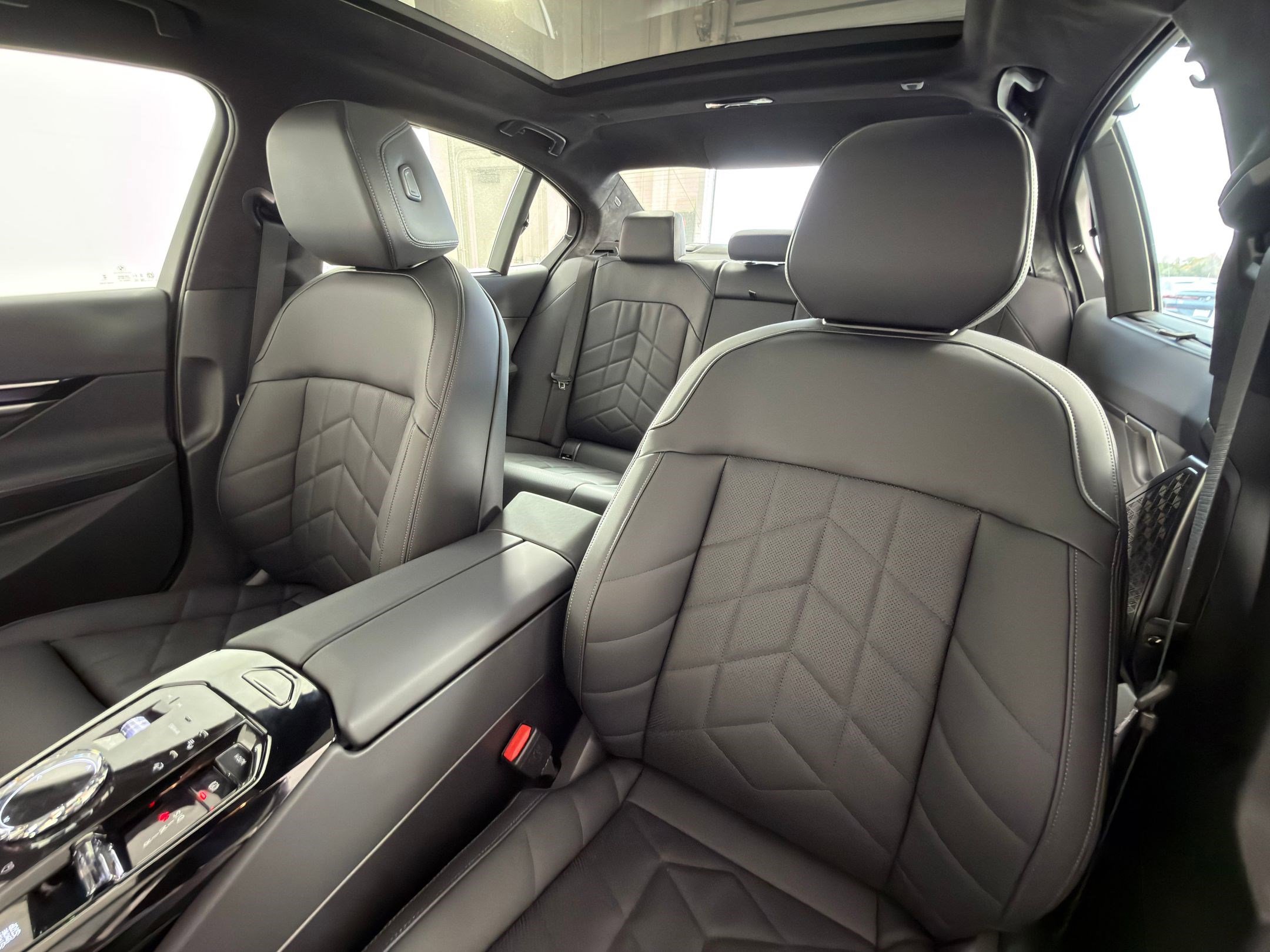 New 2026 BMW 550e xDrive w/ Executive Package image 21