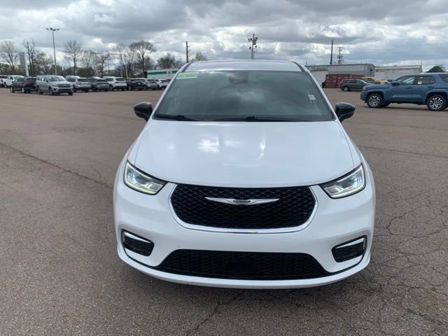 Used 2025 Chrysler Pacifica Select image 2