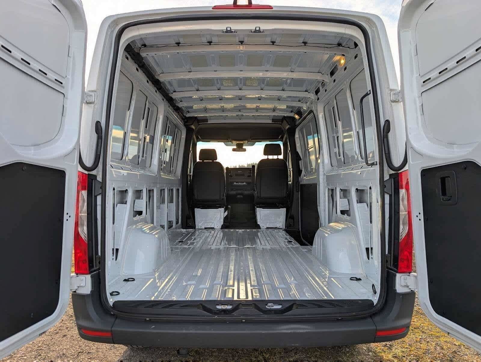 Used 2025 Mercedes-Benz Sprinter 2500 image 21