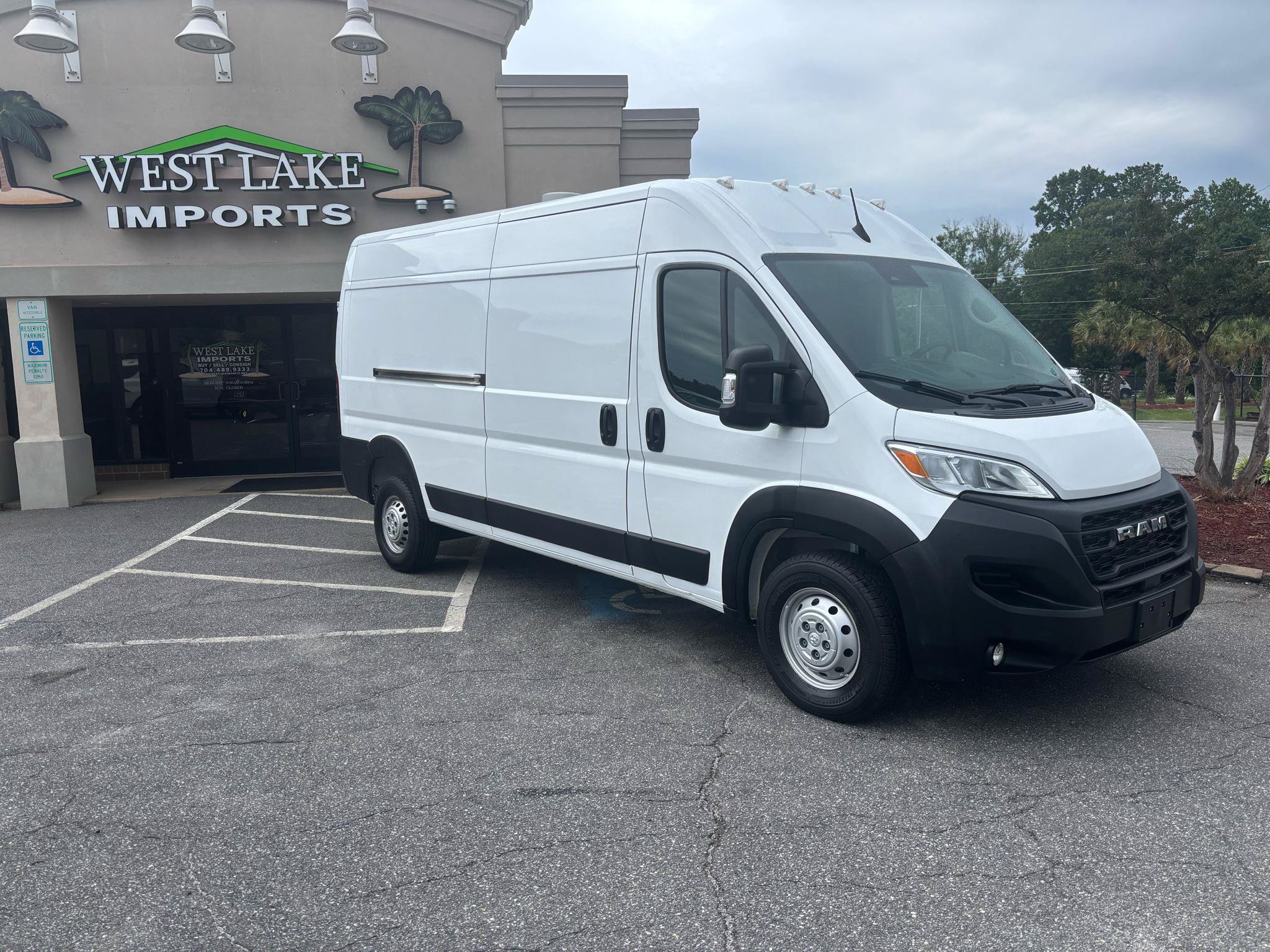 Used 2024 RAM ProMaster 2500 w/ Convenience Group FWD image 2