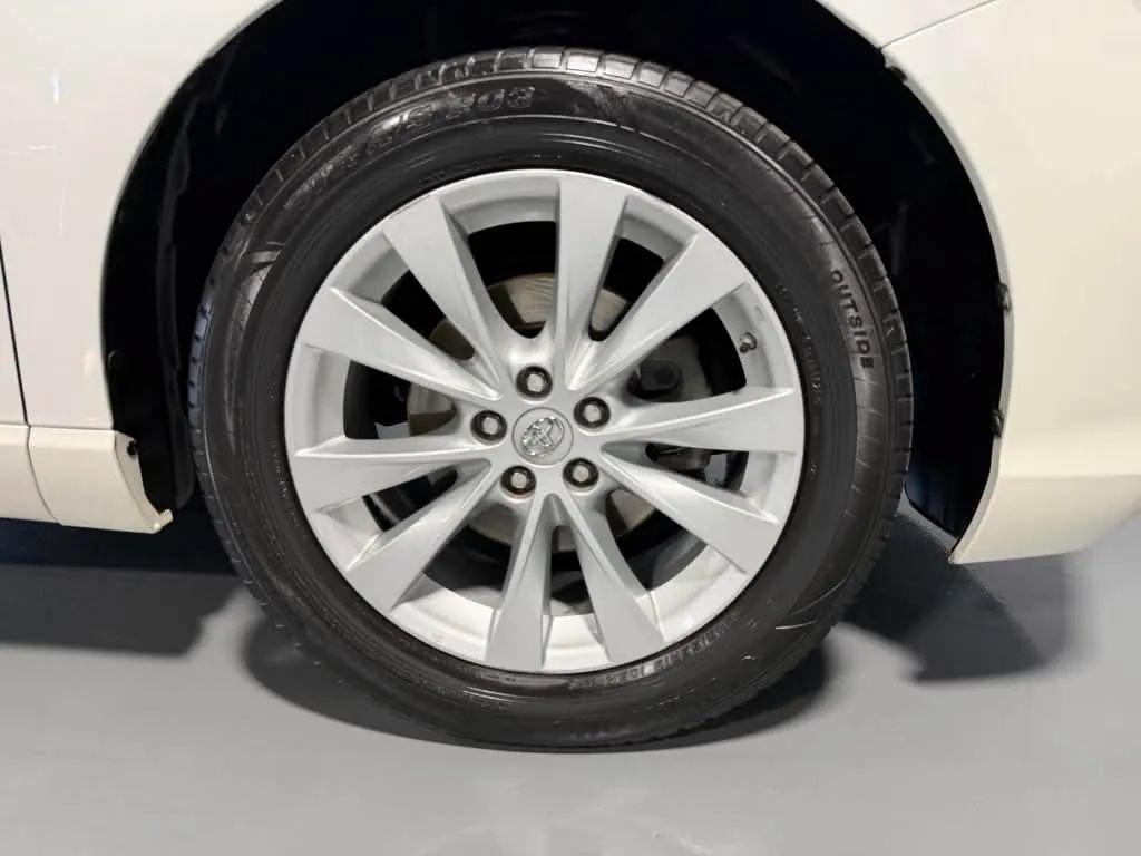 Used 2013 Toyota Venza XLE w/ XLE Premium Pkg FWD image 9