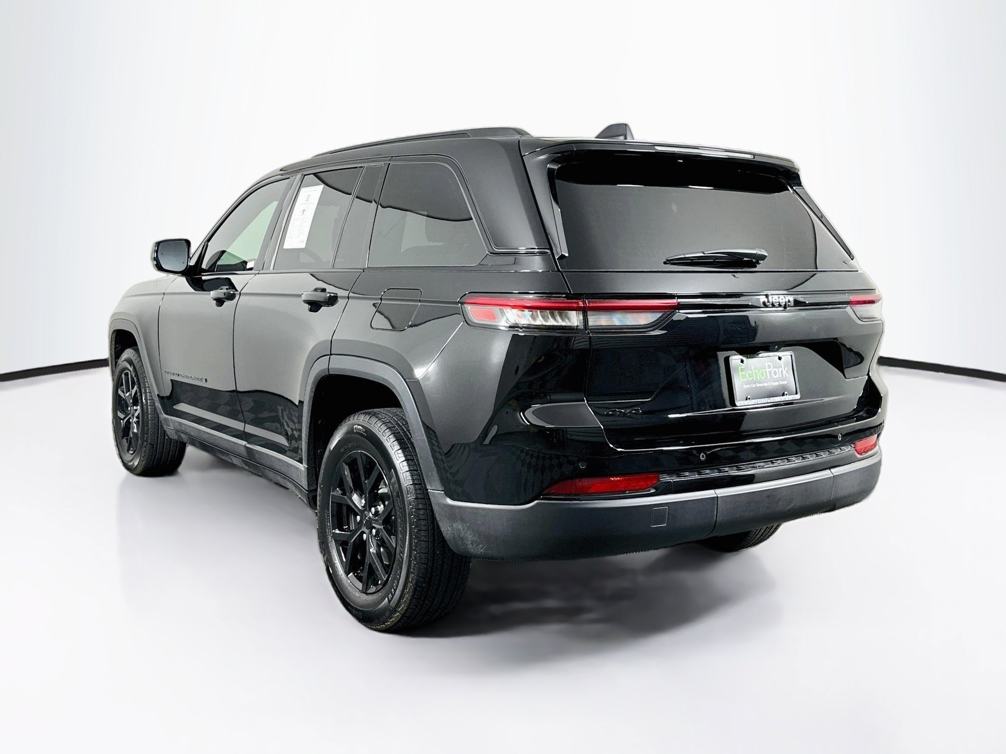 Used 2025 Jeep Grand Cherokee Altitude AWD/4WD image 5
