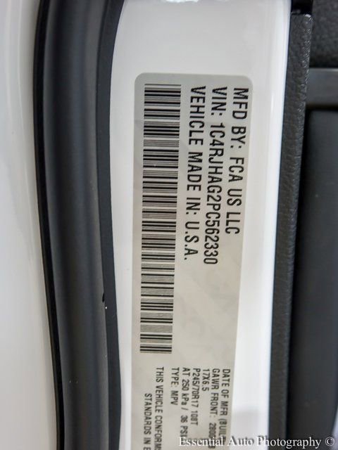Used 2023 Jeep Grand Cherokee Laredo image 24