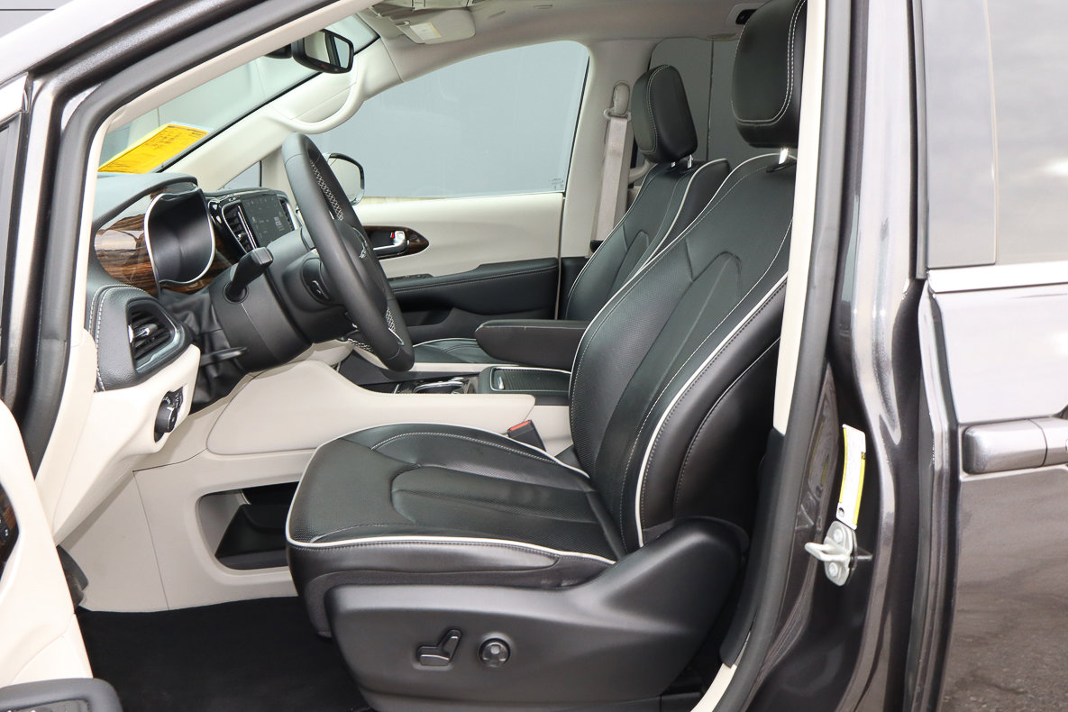 Used 2023 Chrysler Pacifica Limited image 7