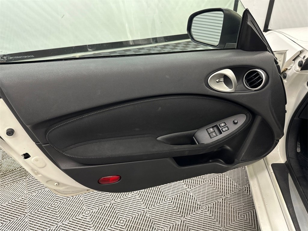 Used 2016 Nissan 370Z Coupe image 10