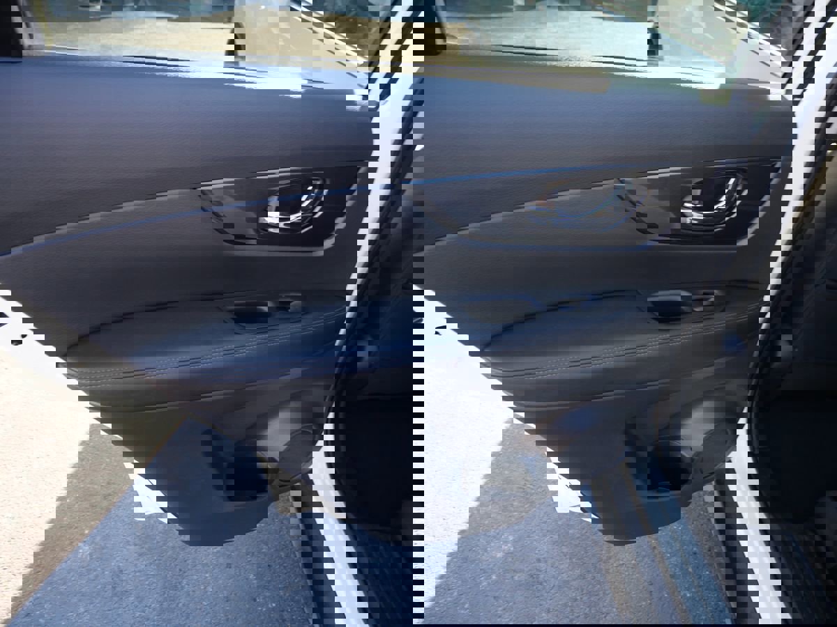 Used 2019 Nissan Rogue SV image 18