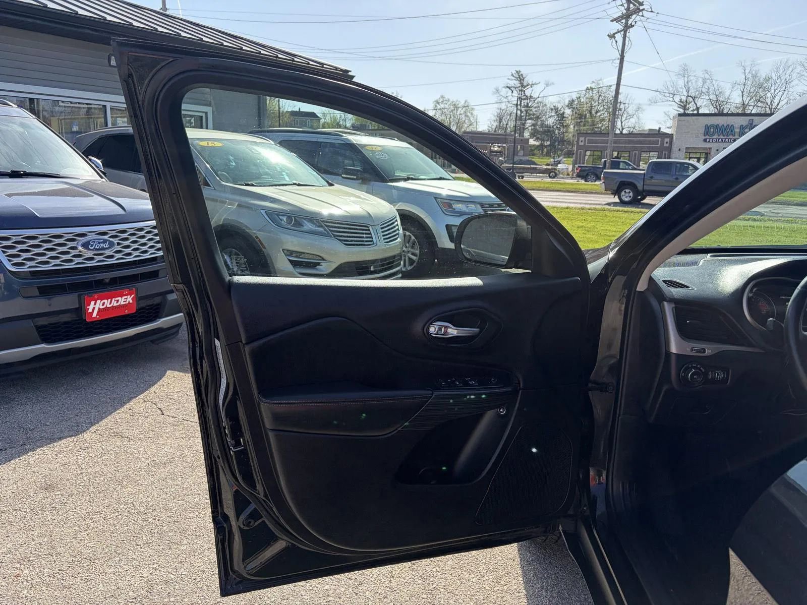 Used 2016 Jeep Cherokee Limited image 10