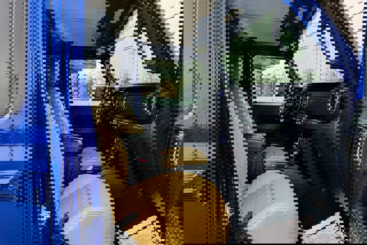 Used 2018 Jeep Wrangler Unlimited Sahara w/ Dual Top Group image 12