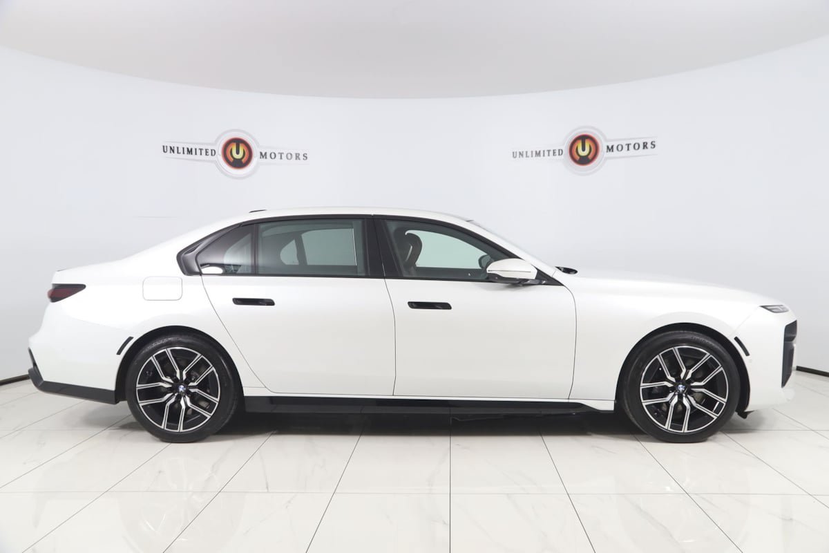 Used 2025 BMW 760i xDrive AWD/4WD image 2