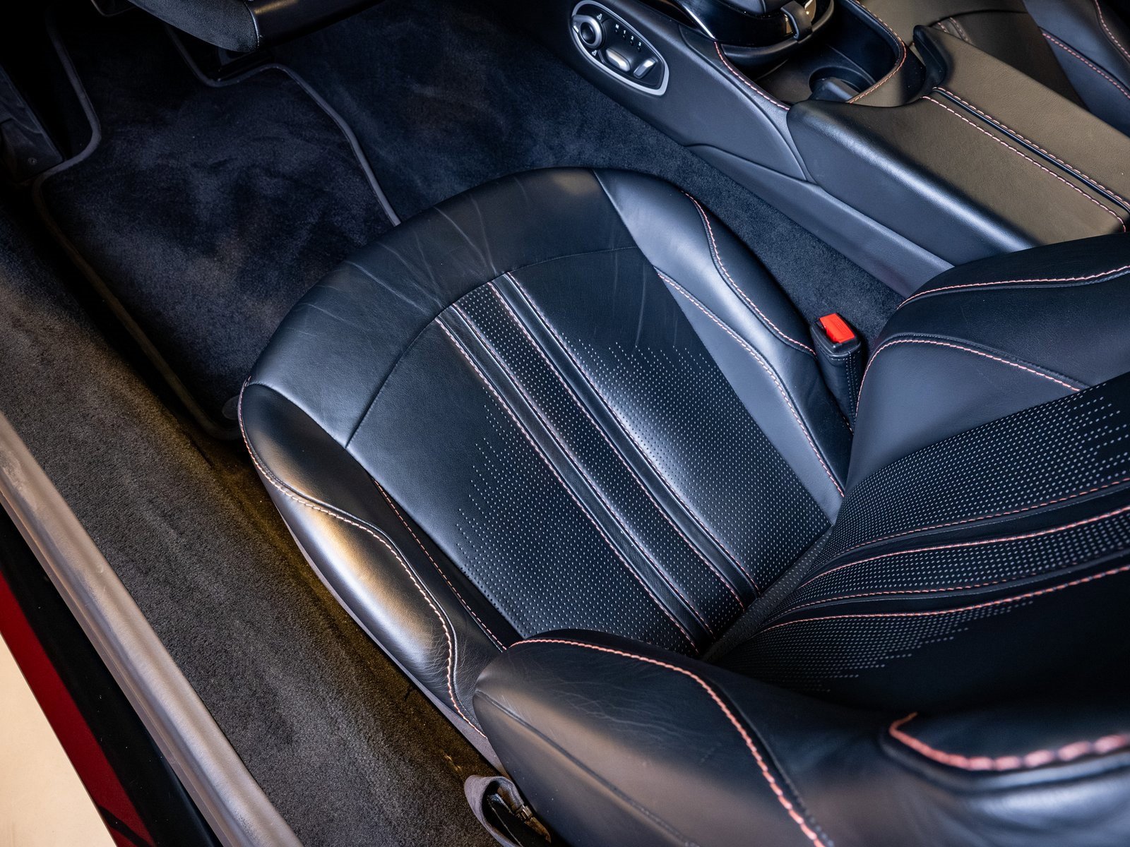 Used 2020 Aston Martin V8 Vantage Coupe image 12