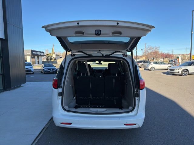 Used 2022 Chrysler Voyager LX image 8