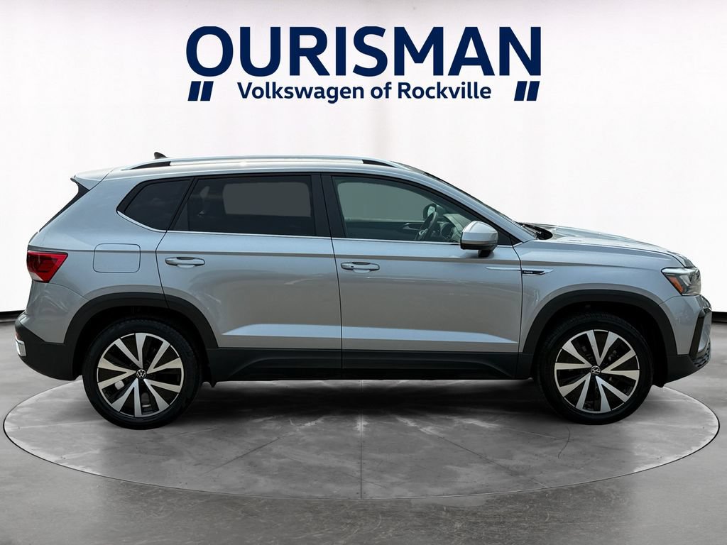 Used 2023 Volkswagen Taos SE w/ Panoramic Sunroof Package FWD image 7
