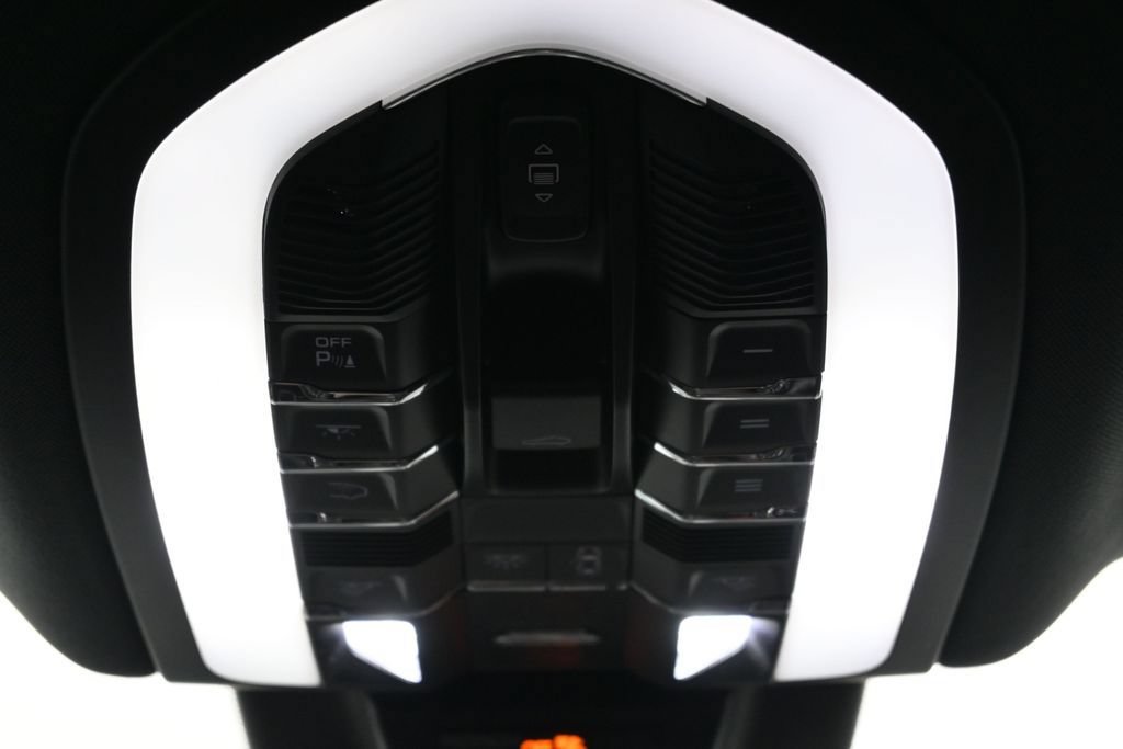 Certified 2023 Porsche Macan AWD/4WD image 25