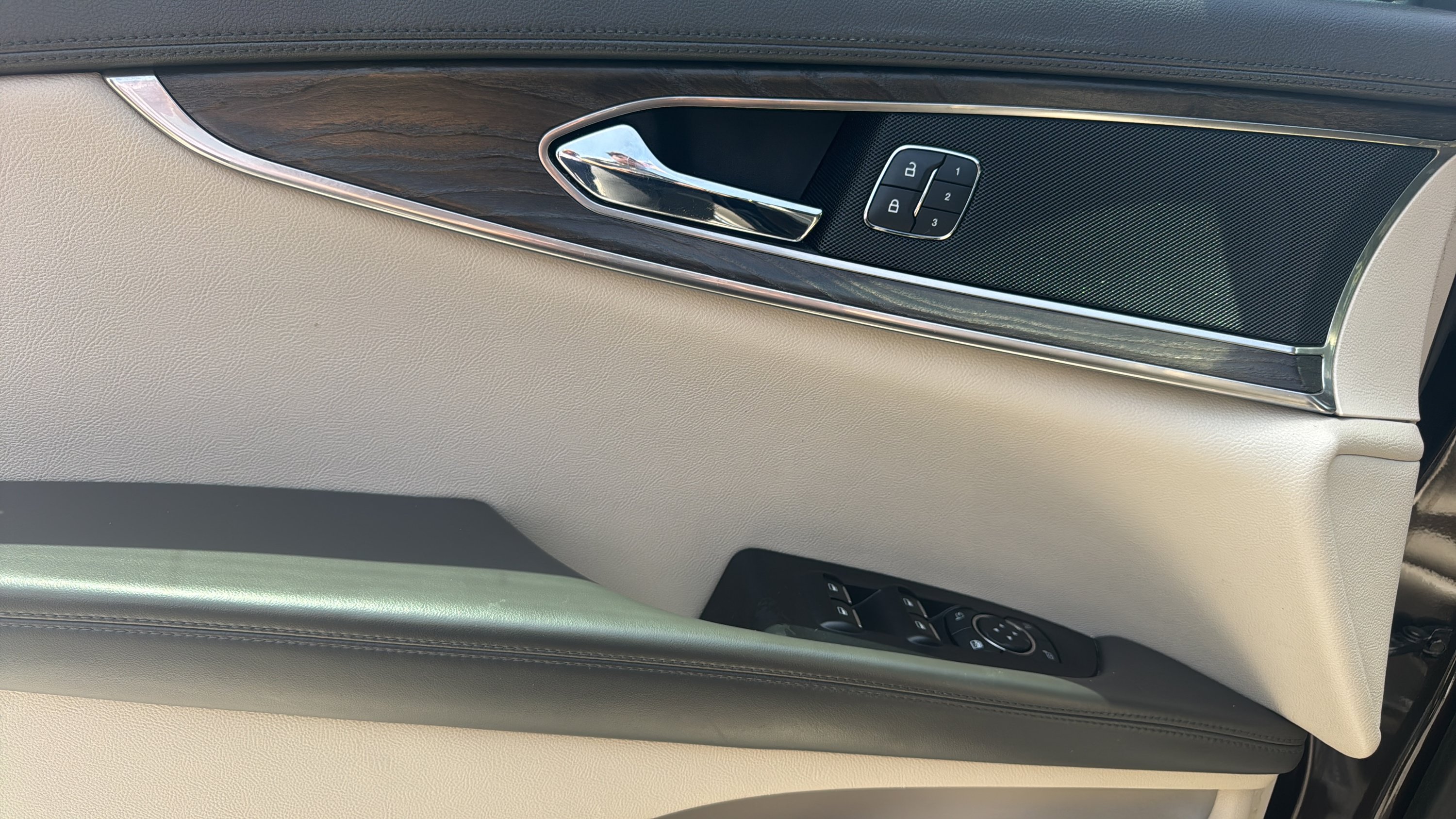 Used 2019 Lincoln Nautilus Select AWD/4WD image 11