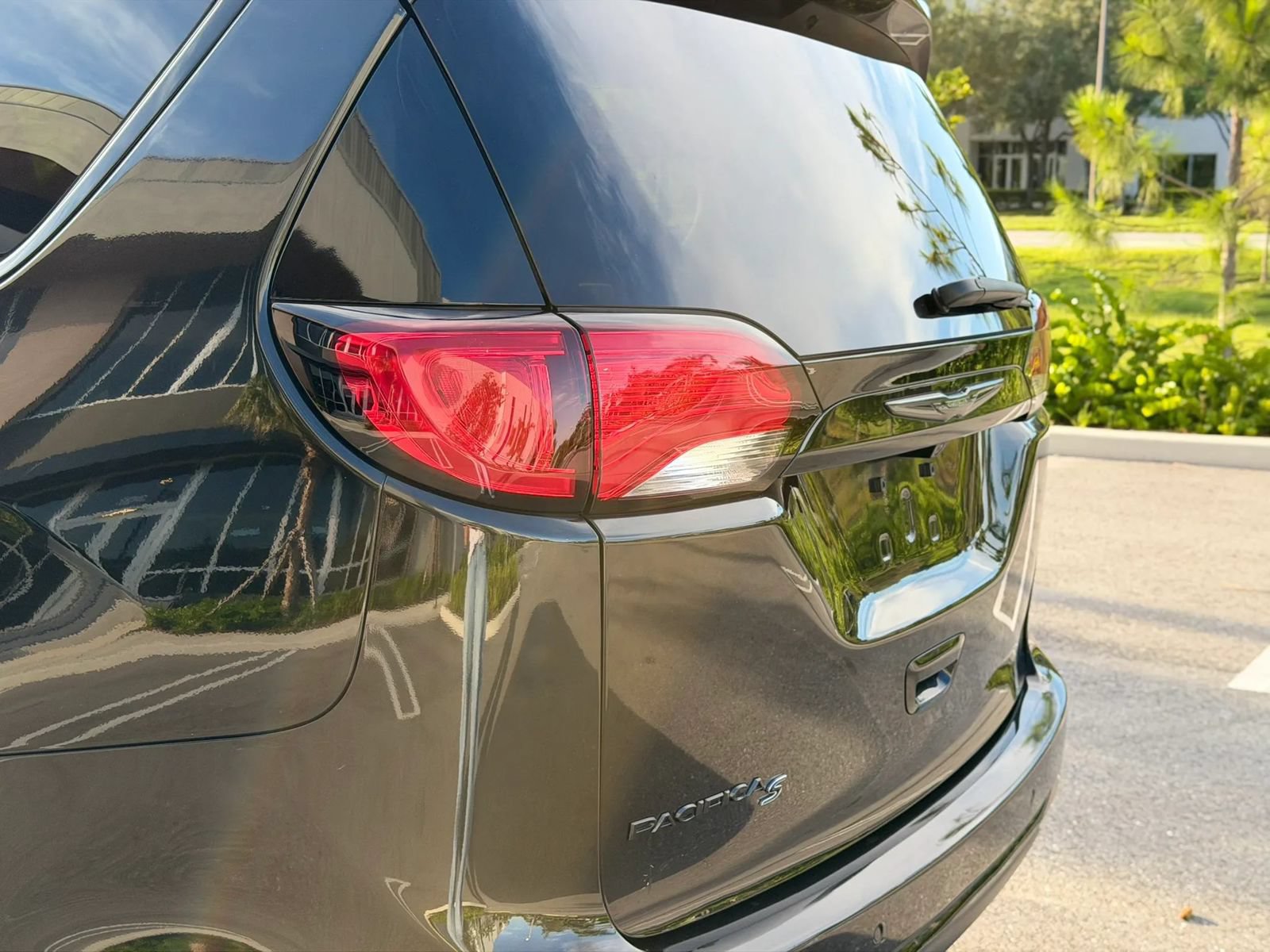 Used 2020 Chrysler Pacifica Touring w/ S Appearance Package FWD image 32