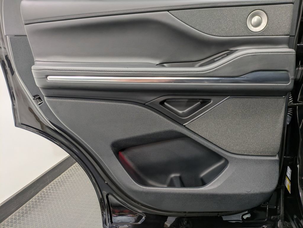 Used 2025 Lincoln Navigator Reserve w/ Jet Appearance Package image 23