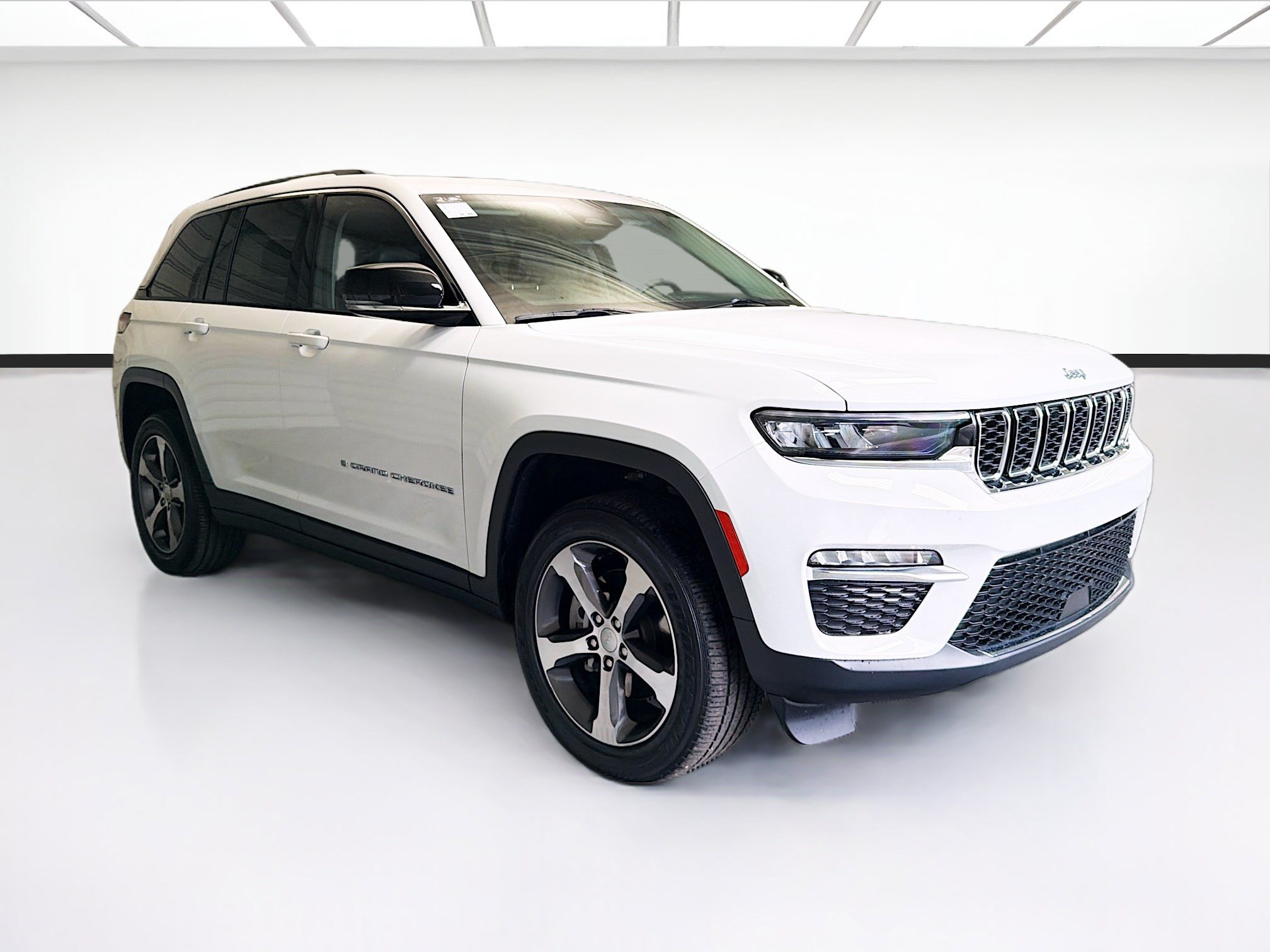 Used 2023 Jeep Grand Cherokee 4WD 4xe image 3