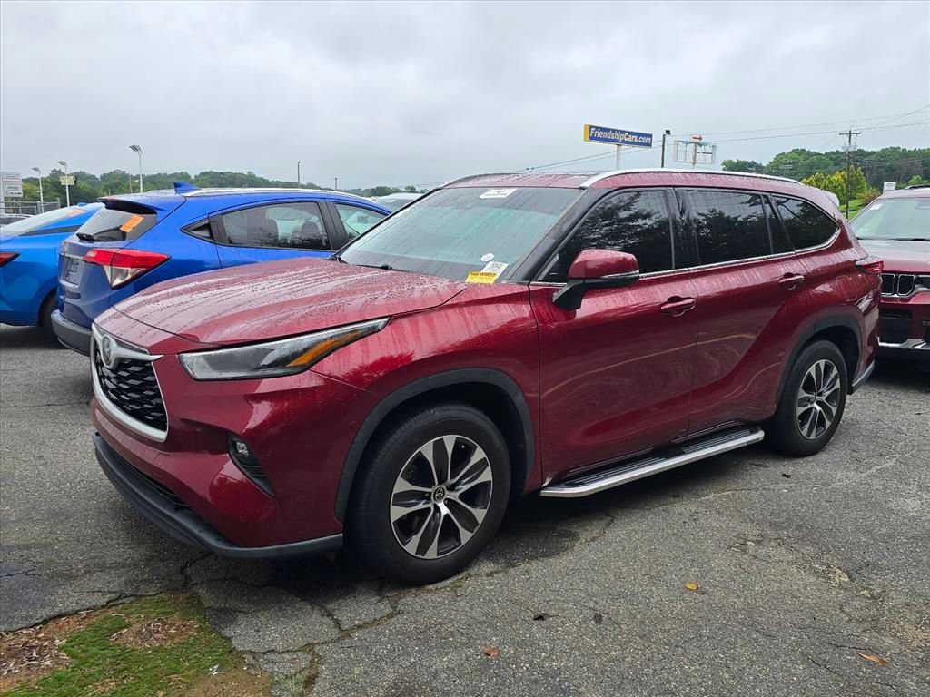 Used 2021 Toyota Highlander XLE FWD image 2