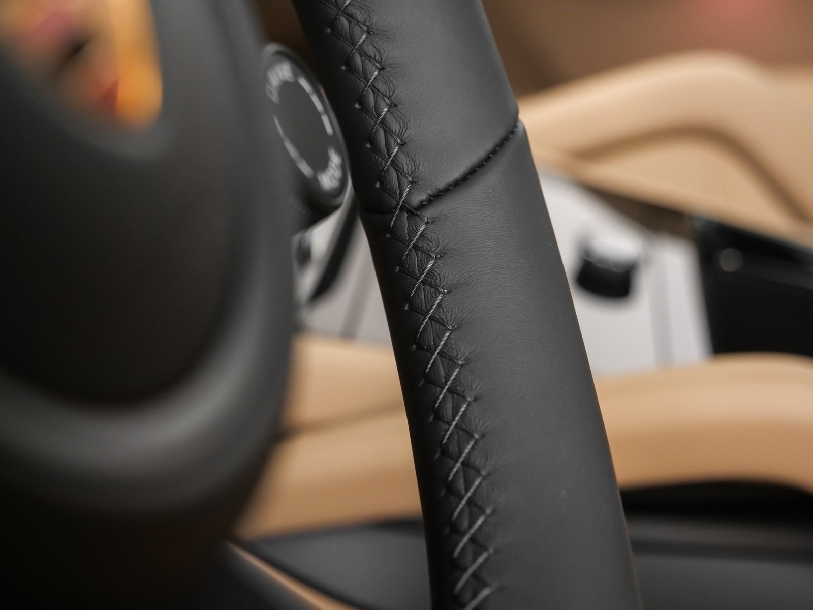 Used 2025 Porsche Cayenne image 32