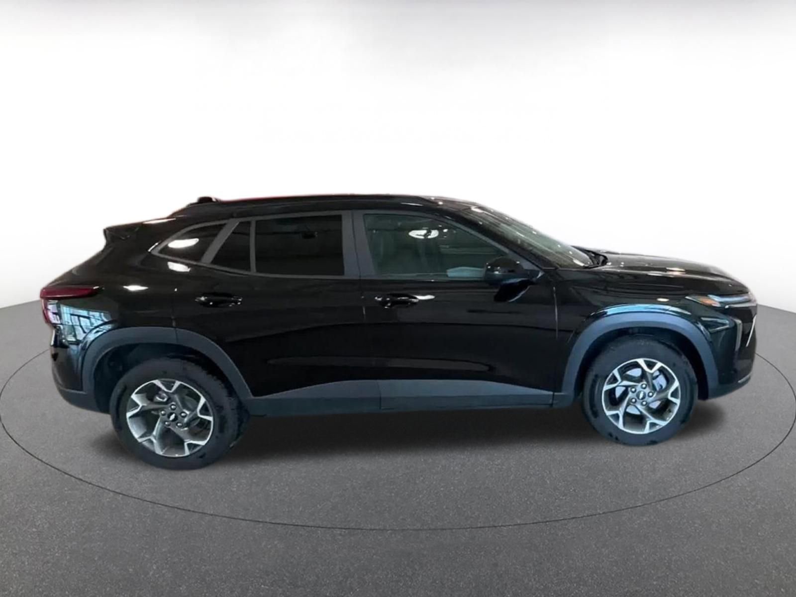 Used 2025 Chevrolet Trax LT w/ LT Convenience Package image 16