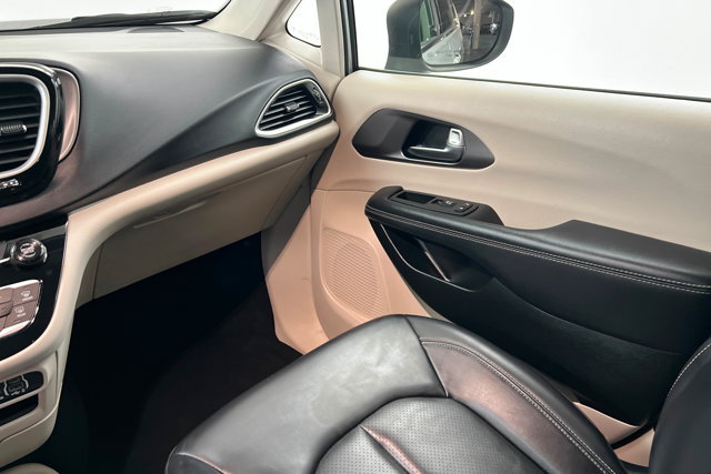 Used 2023 Chrysler Pacifica Touring-L FWD image 10