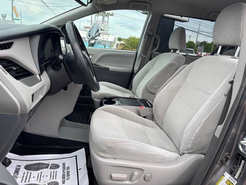 Used 2019 Toyota Sienna LE FWD image 13