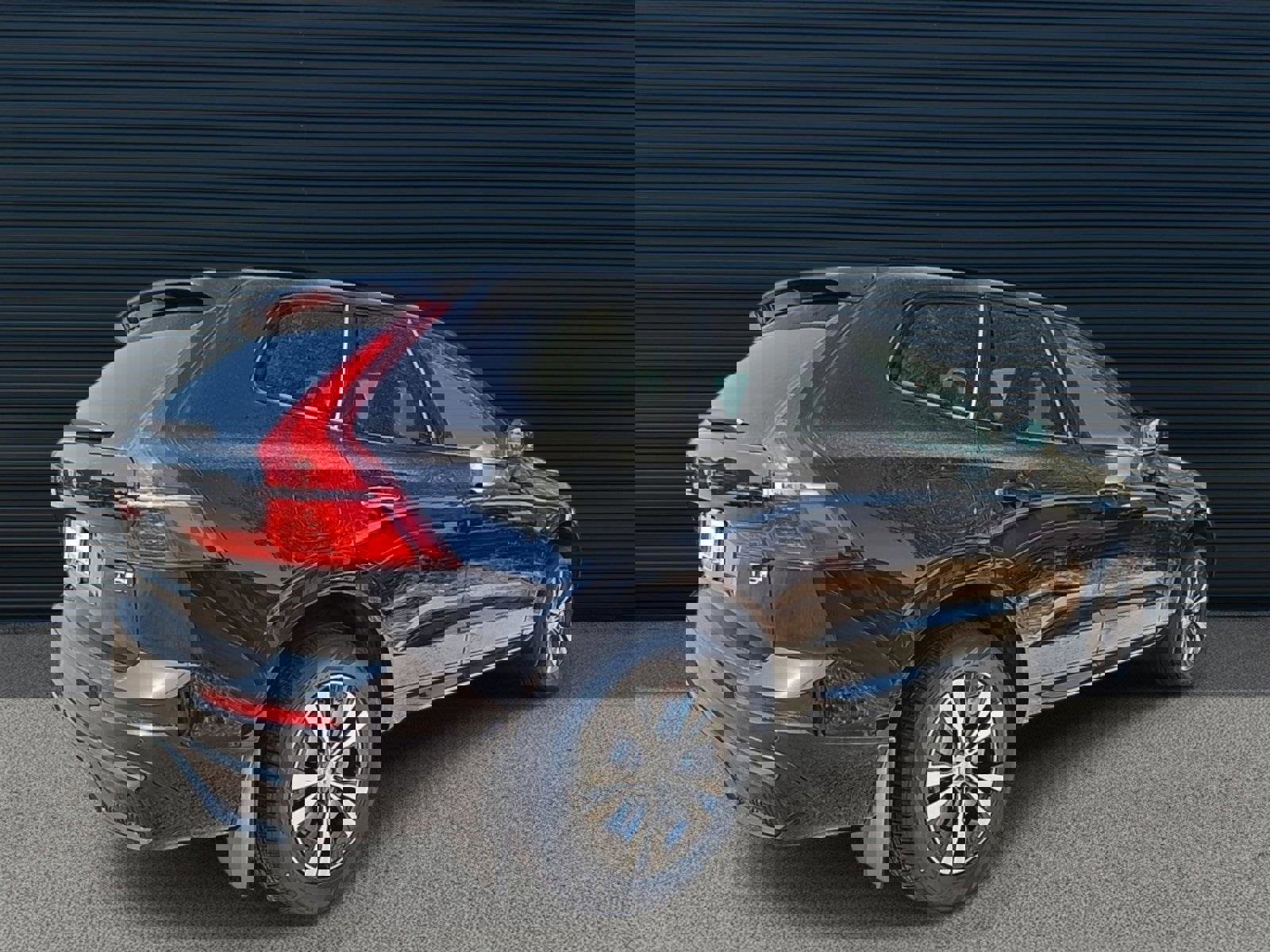 Used 2025 Volvo XC60 T8 Core w/ Climate Package image 4