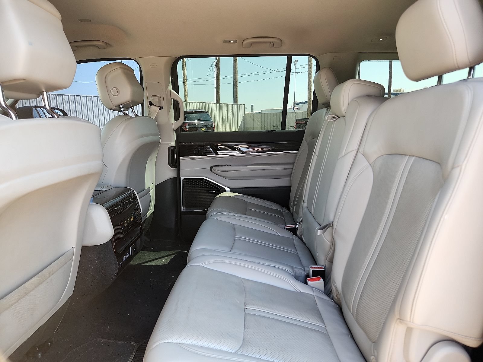 Used 2022 Jeep Wagoneer Series III AWD/4WD image 8