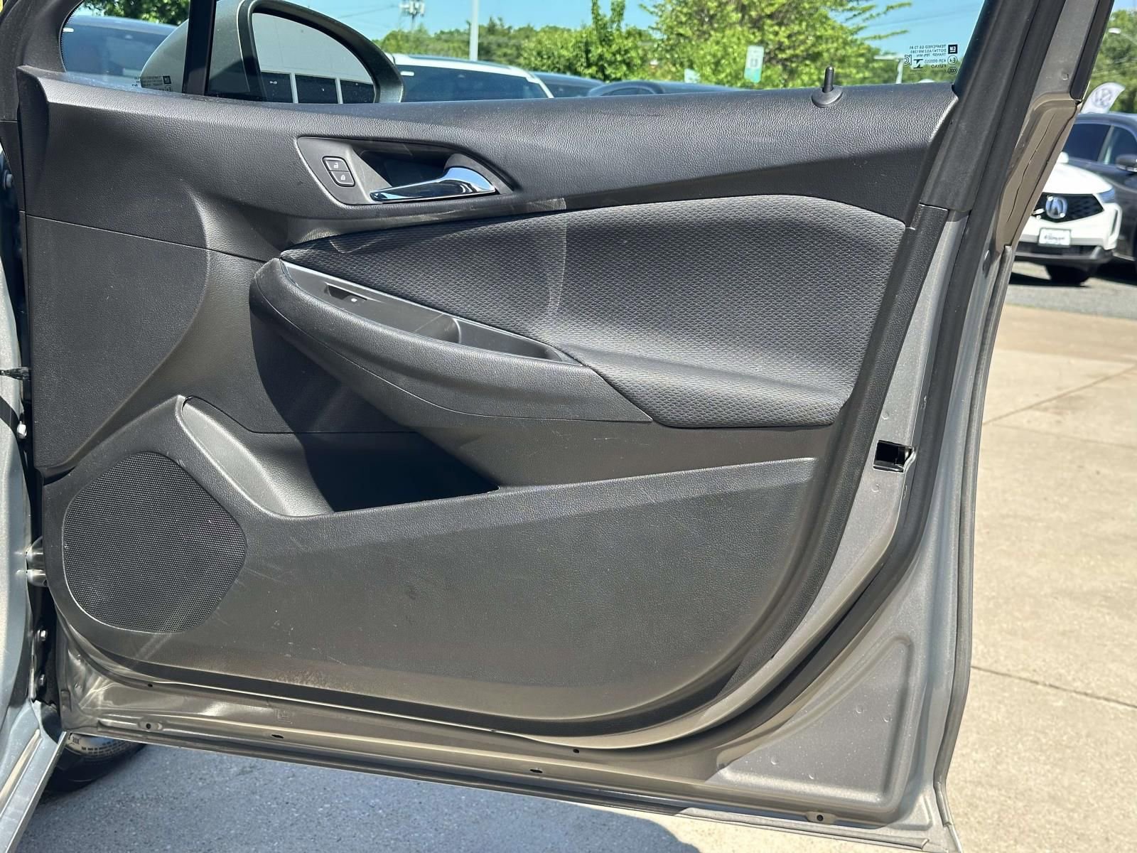 Used 2018 Chevrolet Cruze LT w/ Convenience Package FWD image 9