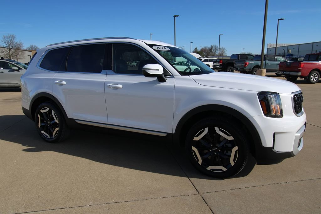 Used 2024 Kia Telluride EX w/ EX Captain's Chair Package image 3