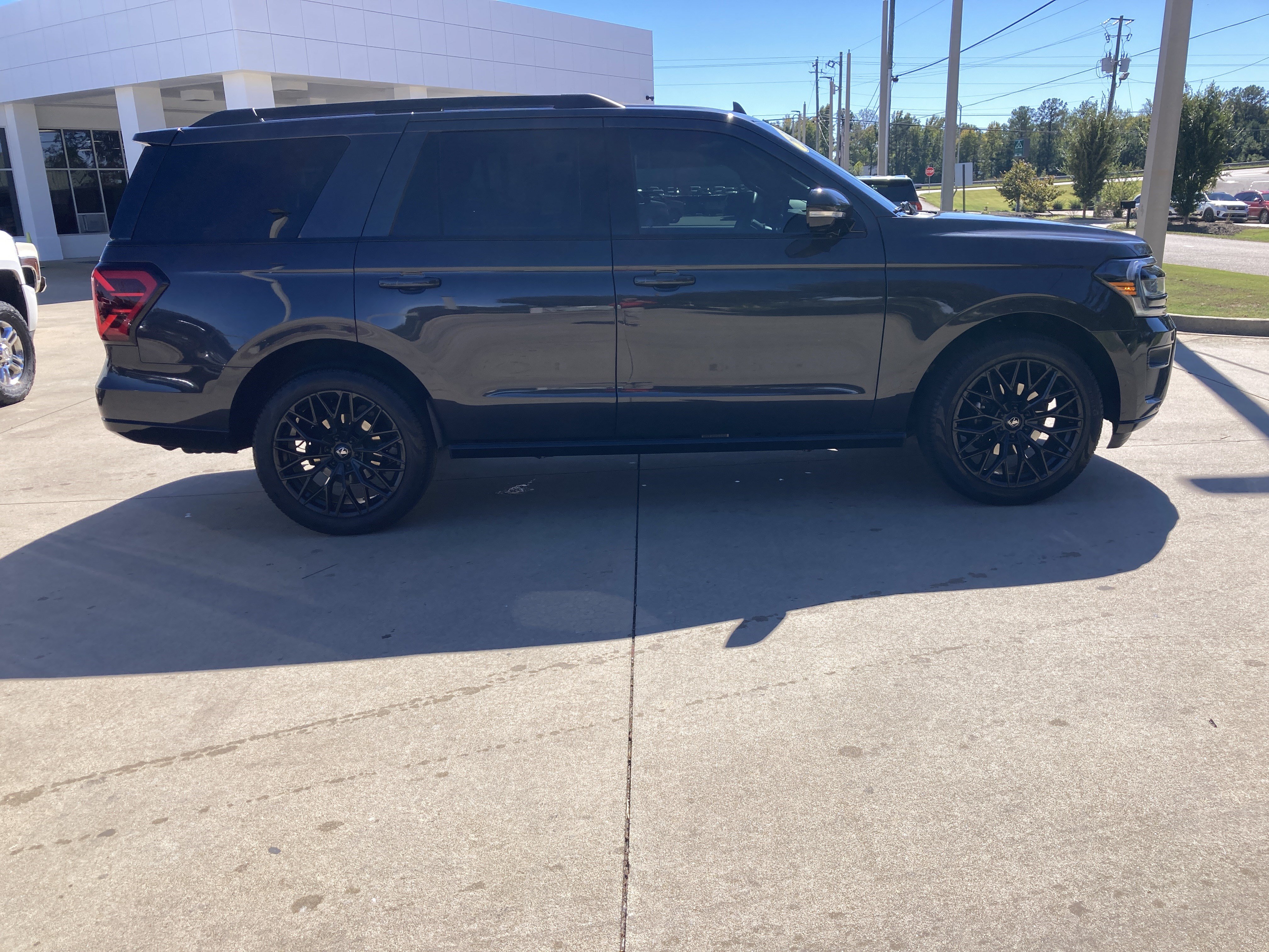 Used 2024 Ford Expedition Limited RWD image 4
