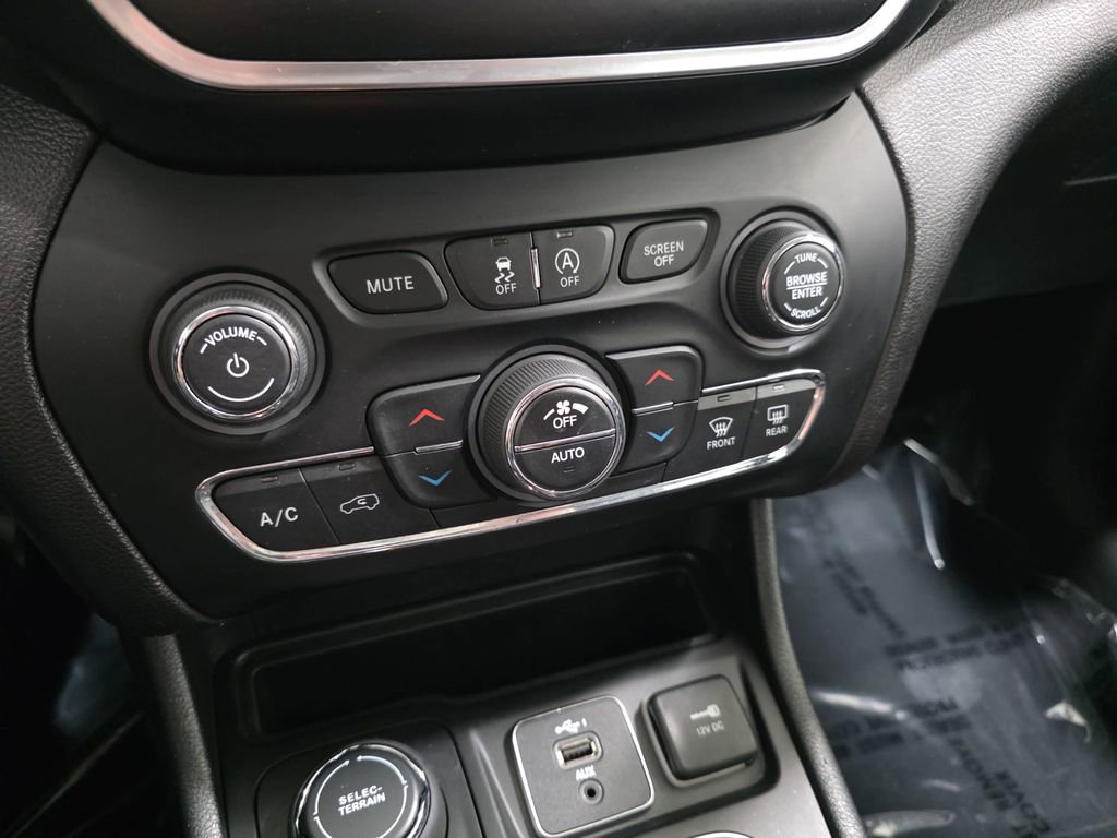 Used 2019 Jeep Cherokee Latitude Plus w/ Comfort/Convenience Group AWD/4WD image 24