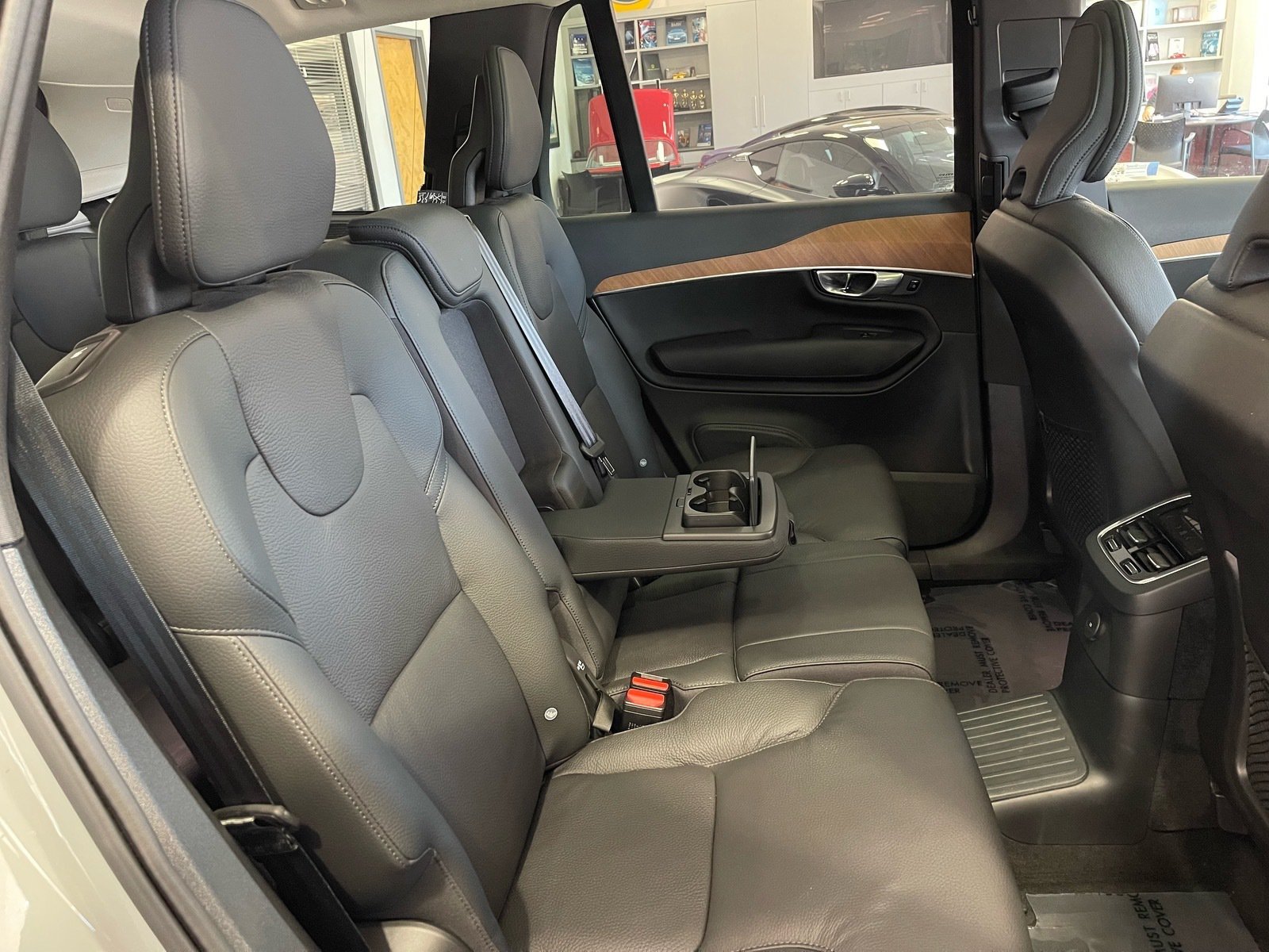 Used 2025 Volvo XC90 T8 Plus w/ Protection Package Premier AWD/4WD image 47