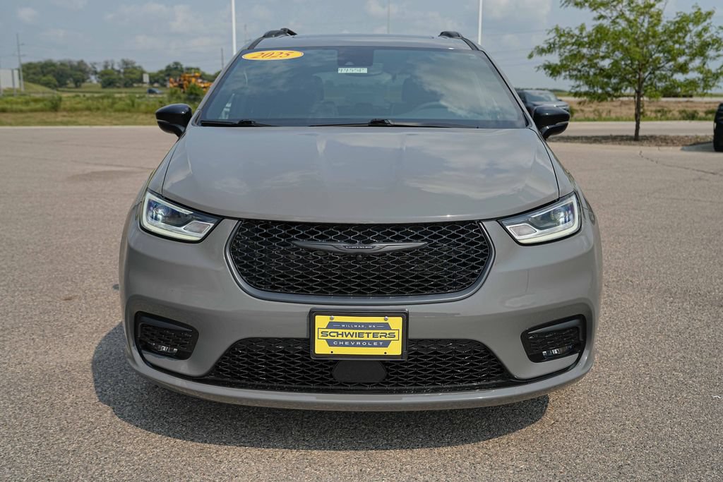 Used 2025 Chrysler Pacifica Limited FWD image 2