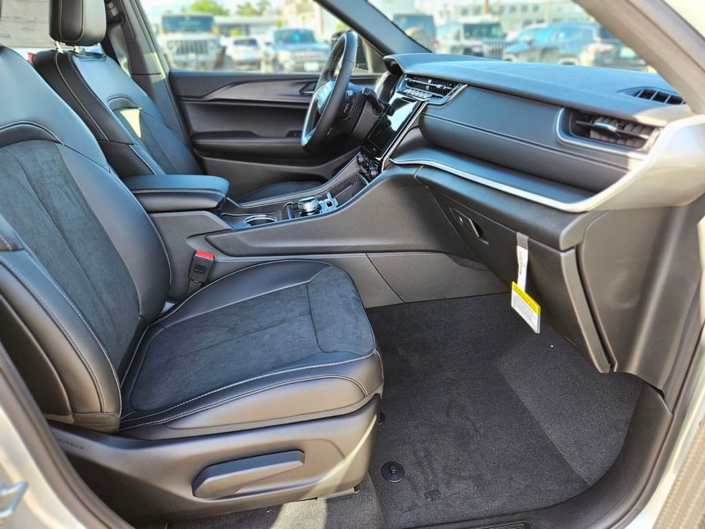New 2025 Jeep Grand Cherokee Altitude image 11