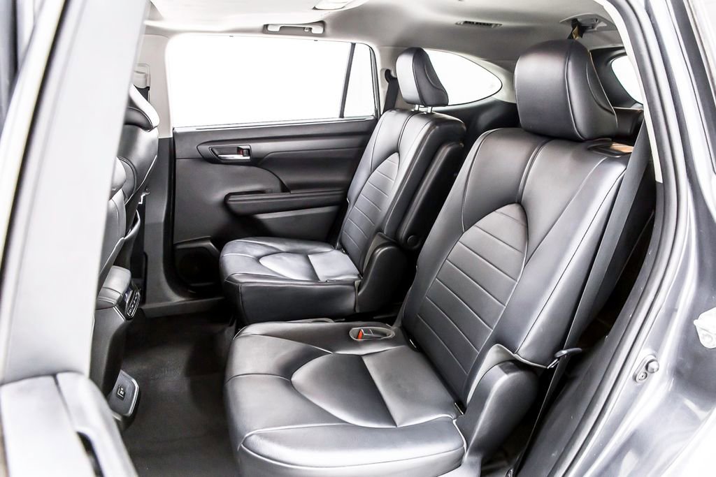 Used 2020 Toyota Highlander XLE FWD image 29