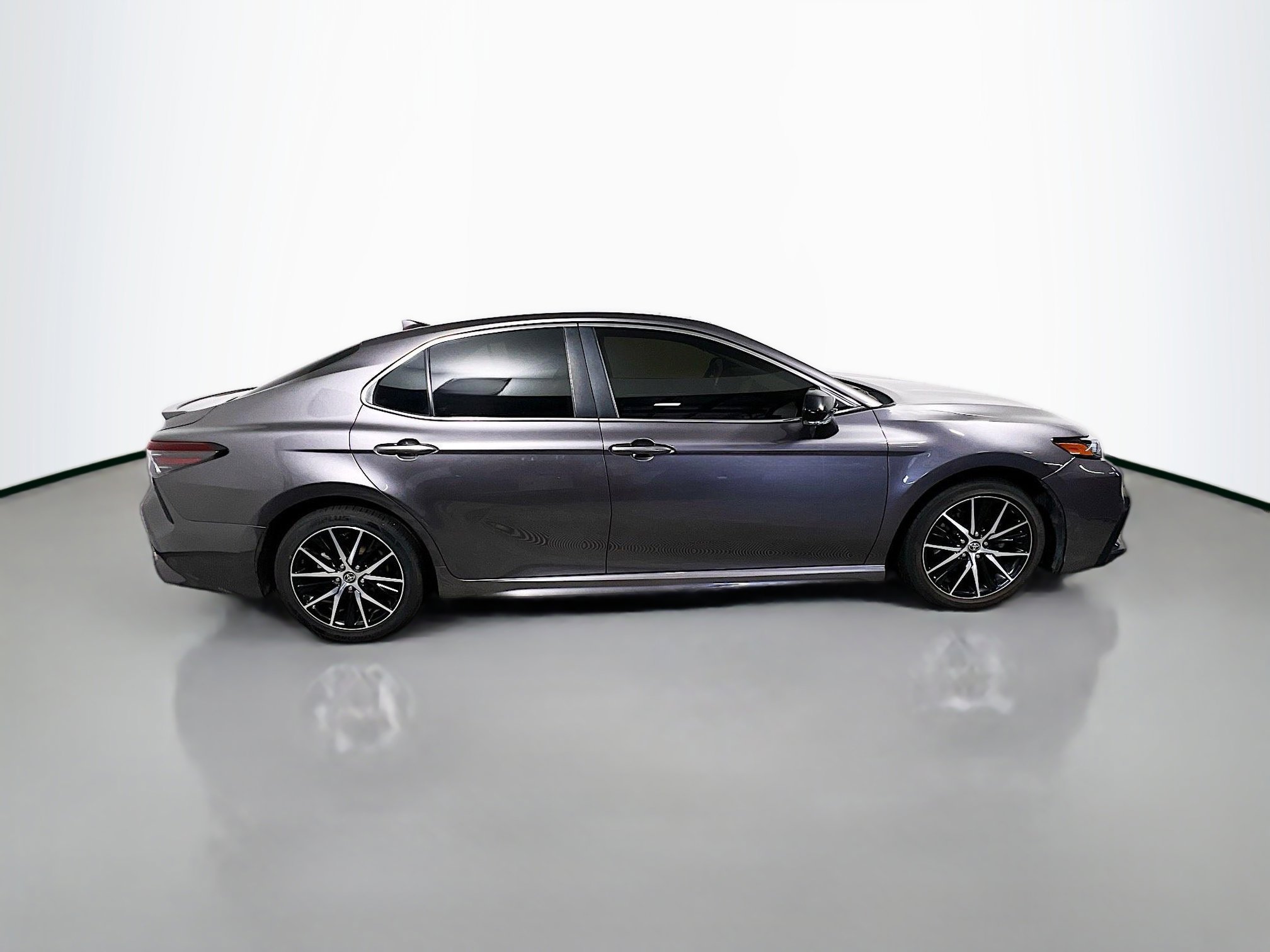 Used 2023 Toyota Camry SE image 3