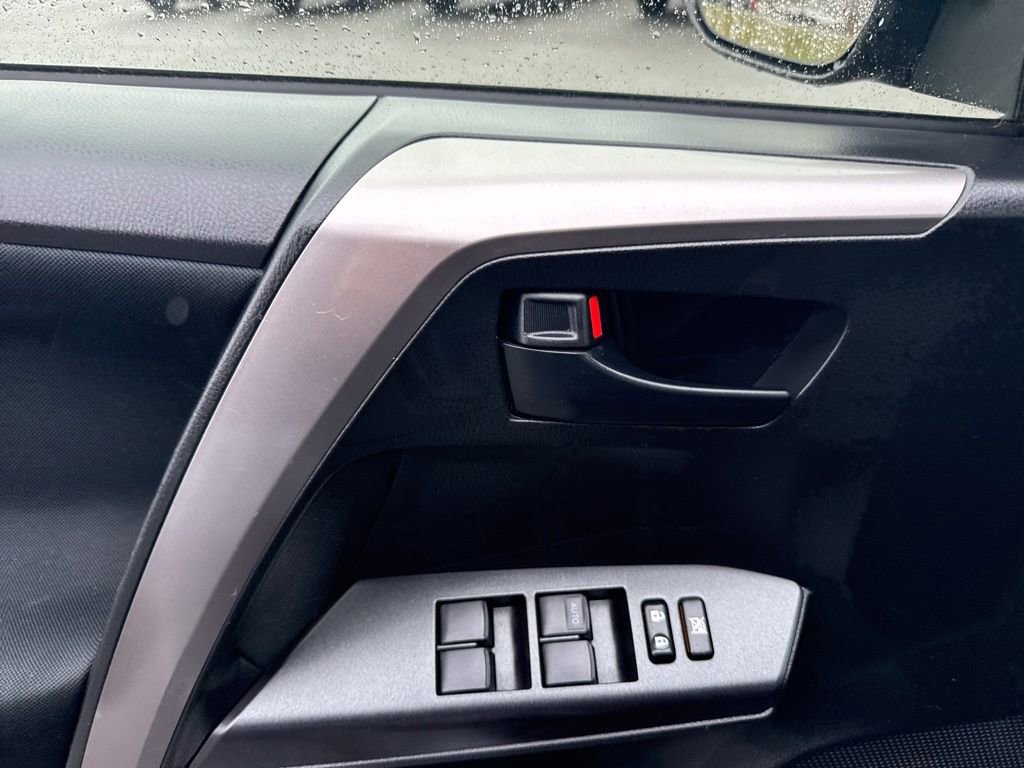 Used 2016 Toyota RAV4 LE image 18