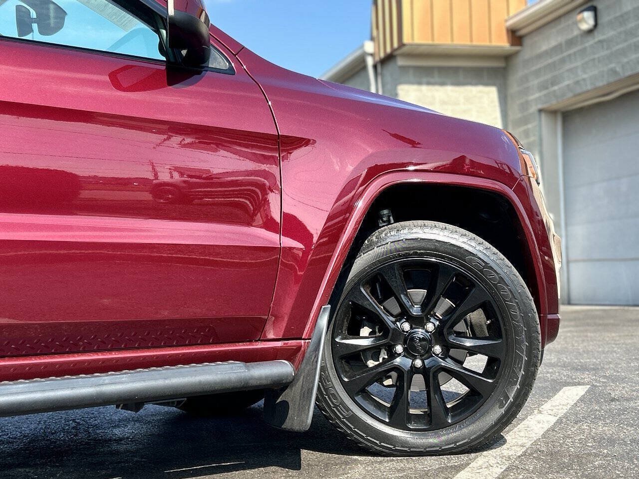 Used 2019 Jeep Grand Cherokee Altitude AWD/4WD image 4