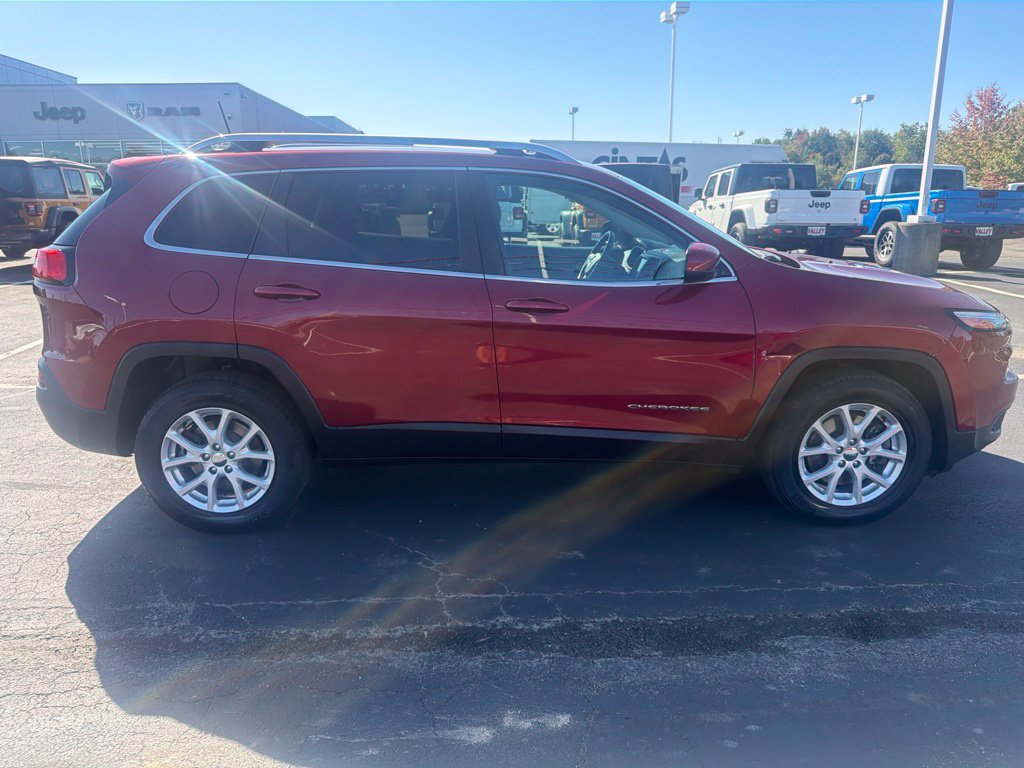 Used 2016 Jeep Cherokee Latitude w/ Cold Weather Group AWD/4WD image 8