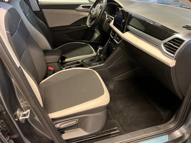 Certified 2025 Volkswagen Taos SE image 10