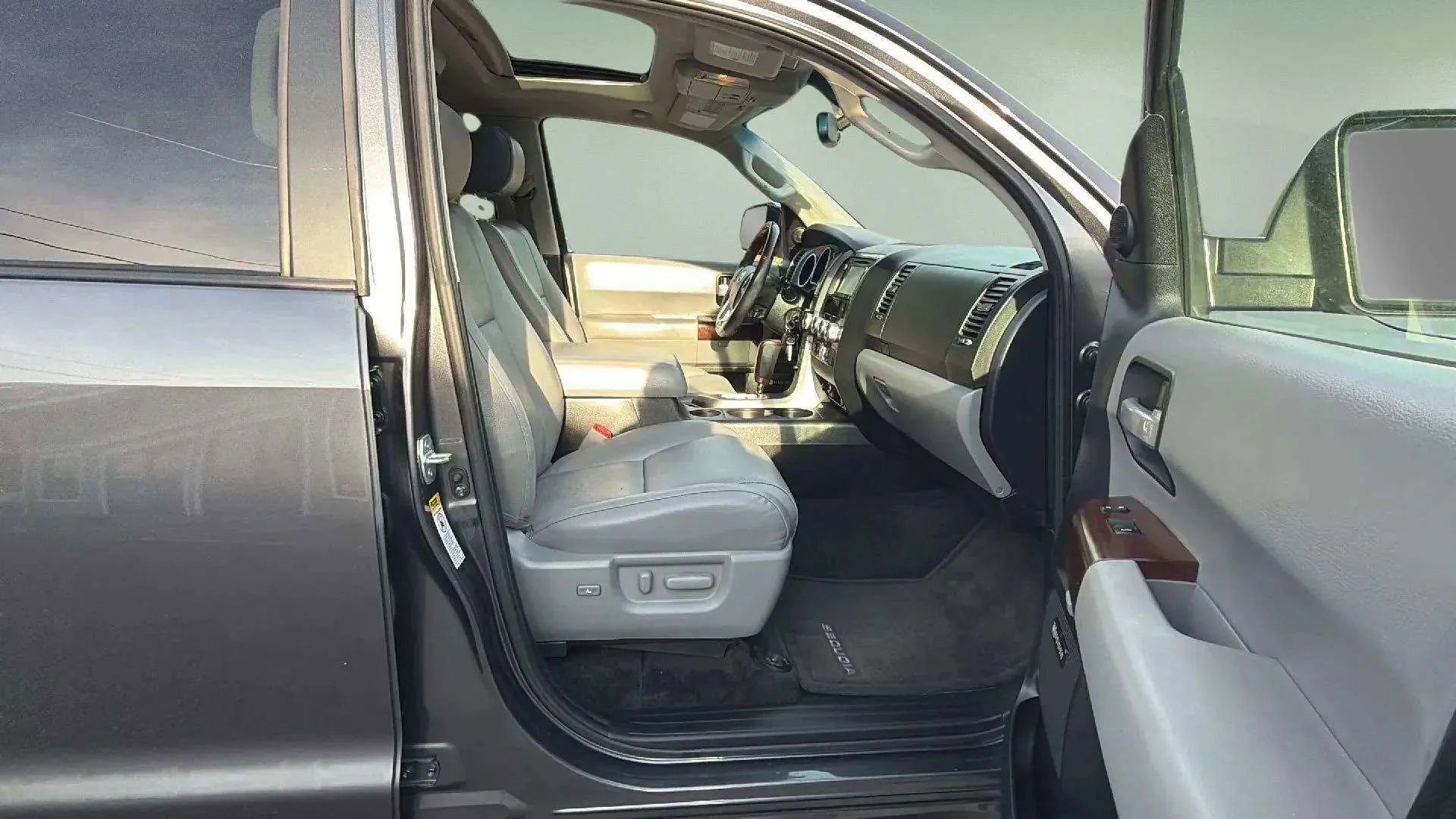 Used 2016 Toyota Sequoia Platinum image 13