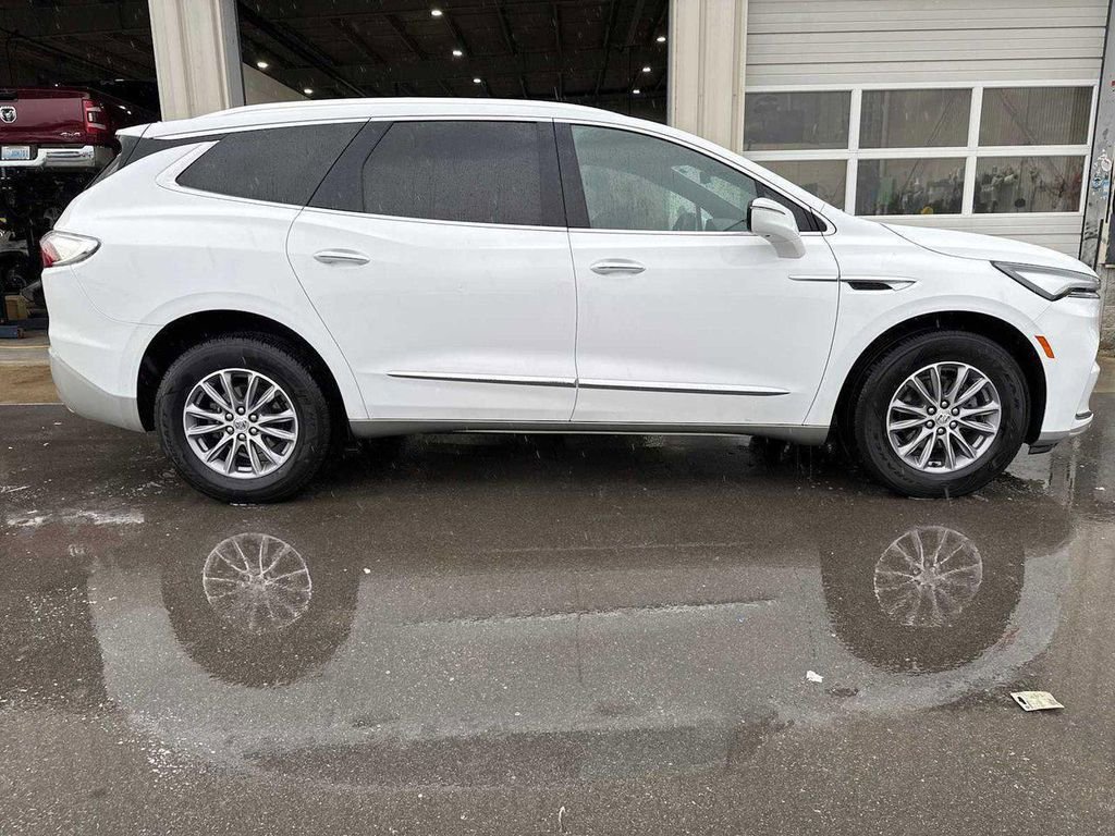 Used 2024 Buick Enclave Premium image 4